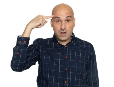 şaşırmış adam parmağını tapınak tutar.