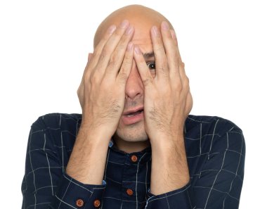 Korkarım adam elleriyle yüzünü kapsayan