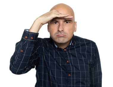 adam elini alnına önünde tutar.