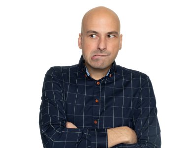 Dış saha üzerinde izole beyaz görünen gergin adam