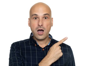 Şaşırmış kel adam işaret parmağı alan kopyalamak için