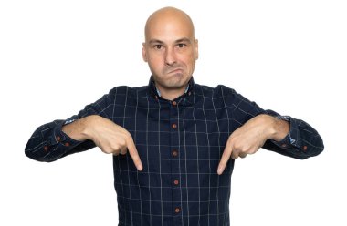 Parmaklarını aşağıyı adam. İzole