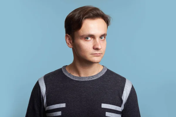 Calm man looking at camera isolated over blue — Stock Photo, Image