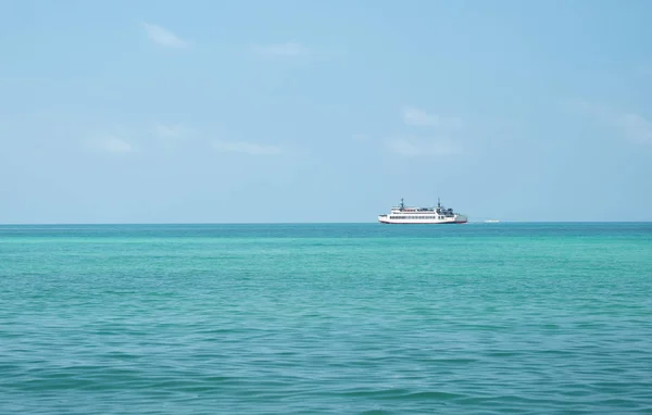 Barco de balsa no mar na Tailândia — Fotografia de Stock