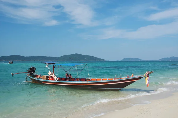 Barco de cola larga de madera en Tailandia — Foto de Stock