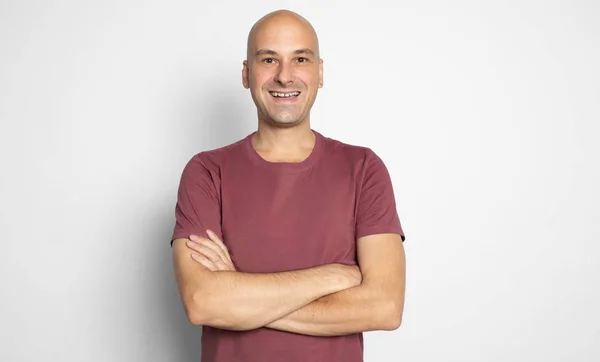 Homem careca alegre com as mãos dobradas isolado — Fotografia de Stock