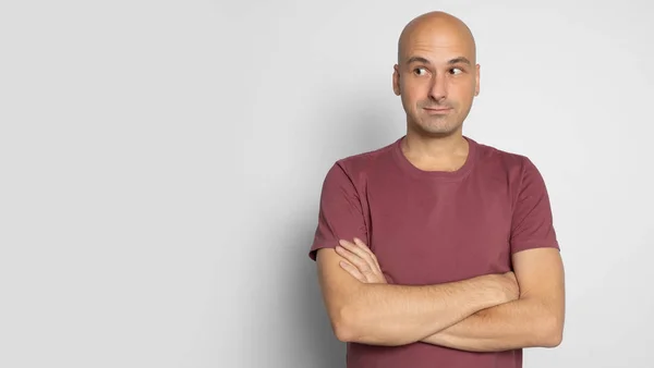 Homem careca olhando para o lado isolado sobre cinza — Fotografia de Stock