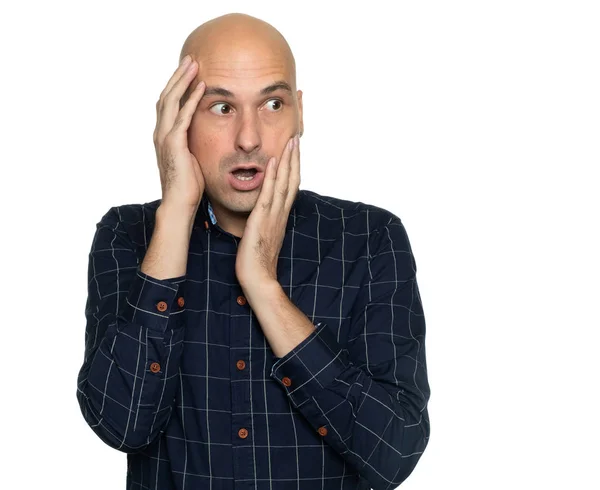 Hombre asustado mirando a un lado aislado en blanco — Foto de Stock