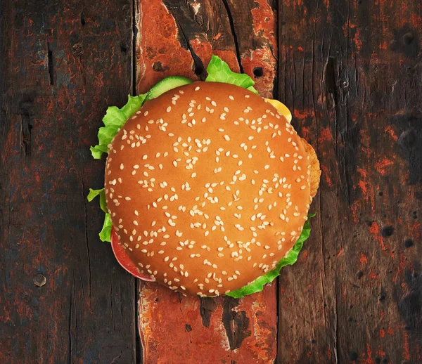 Frischer Burger auf einem Holztisch. Ansicht von oben — Stockfoto