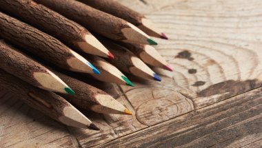 ahşap bir masa üzerinde ağaç pencild