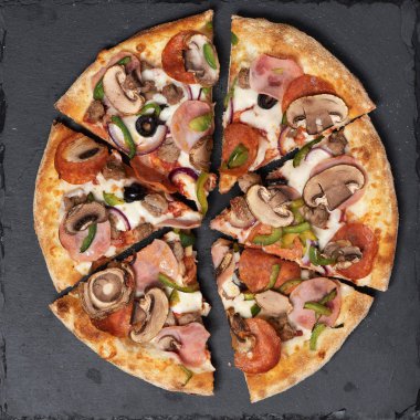 Siyah beton arka planda lezzetli pizza