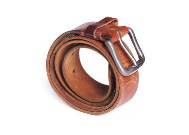 Beyaz arka plan üzerinde izole şık deri kemer