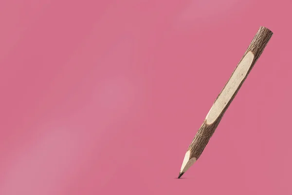 Деревянный карандаш на розовом фоне — стоковое фото