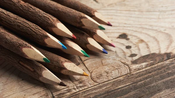 Matita di legno su una scrivania di legno — Foto Stock