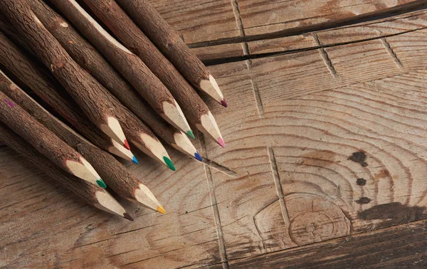 Naturliga trä pennor på trä bakgrund — Stockfoto