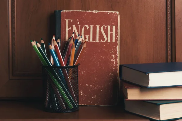 Koncepcji kursów angielskiego. Martwa książka i ołówki — Zdjęcie stockowe