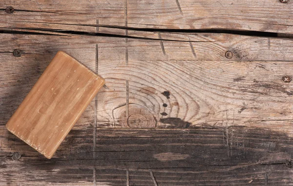 Természetes szerves barna szappantartó a fából készült háttéren — Stock Fotó