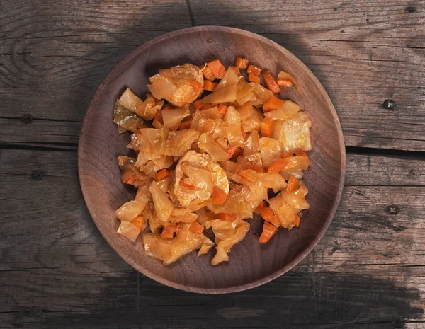 Col estofada en un plato de madera — Foto de Stock