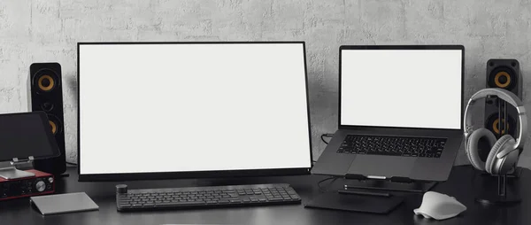 Espace de travail à la maison avec des ordinateurs à écran blanc — Photo