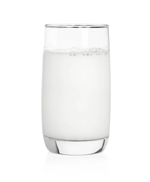 Glas Milch isoliert auf weiß mit Schneideweg — Stockfoto