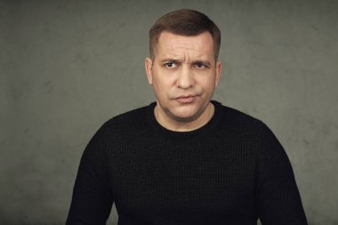 yüzünün şüpheci ifade ile adam