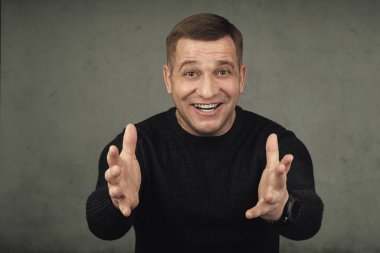 Pozitif neşeli orta yaşlı adam sizinle tanışmak için memnun