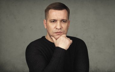 düşünceli adam bir şey hakkında düşünme