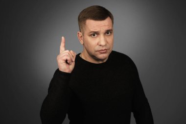 siyah kazak adam parmağını yukarı işaret