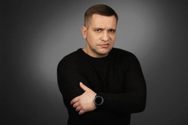 yüzünde tiksinti duygu ile orta yaşlı adam