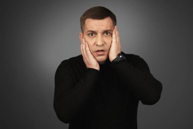 Şok adam kafasını elinde tutar