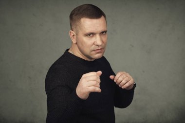 bir dövüş pozisyonunda ayakta öfkeli adam