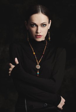 Mücevherleri olan güzel bir kız. Etnik küpe kadın