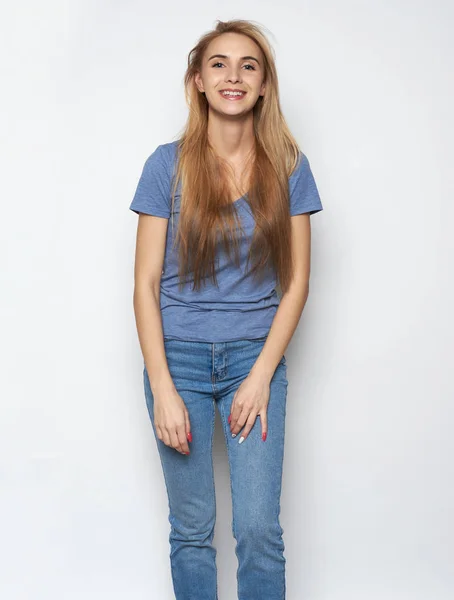 Retrato de mulher caucasiana emotiva de boa aparência rindo — Fotografia de Stock