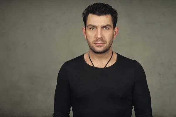 Retrato de homem barbudo bonito em t-shirt preta — Fotografia de Stock