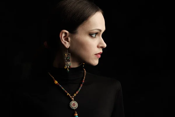 Retrato de perfil de una hermosa mujer con joyas étnicas —  Fotos de Stock