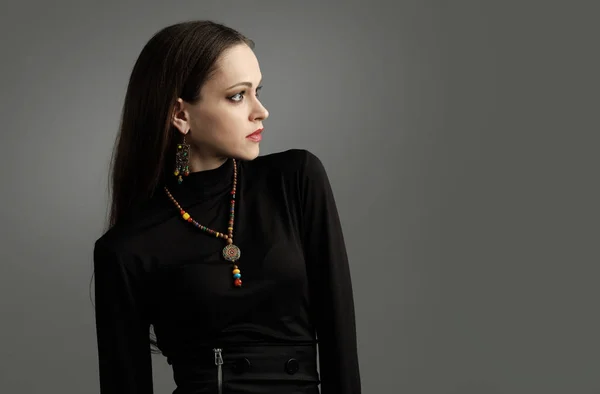 Pretty modieuze vrouw het dragen van zwarte kleding en sieraden — Stockfoto