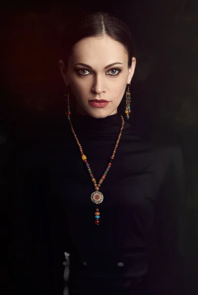 Красивая девушка с драгоценностями, ожерельем и серьгами — стоковое фото