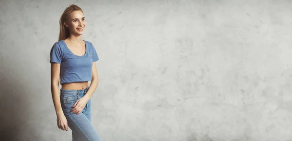 Sorrindo jovem mulher olhando para longe — Fotografia de Stock