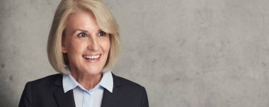 Toip gülümseme ile hayran eski güzel kadın