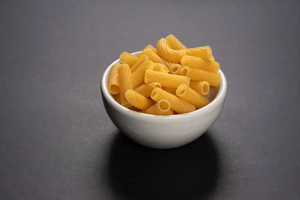 Ongekookte Tortiglioni pasta in een kom — Stockfoto