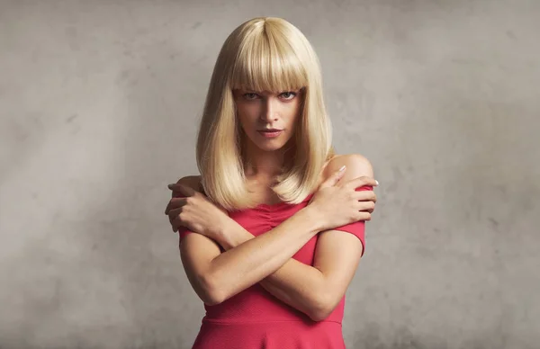 Mooie blonde vrouw in rode jurk — Stockfoto