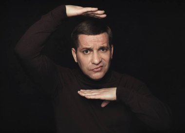 İnsan yüz ifadeleri. Kafası karışmış adam siyah stüdyo arka plan izole