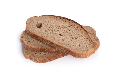 Beyaz arka planda çavdar ekmeği dilimleri