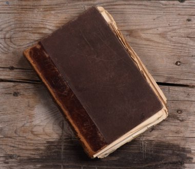 Tahta masadaki eski kitap.