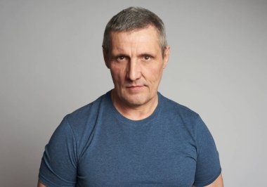 Yakışıklı 50 yıl adam gri izole