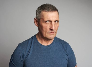 Mavi t-shirt izole kıdemli adam