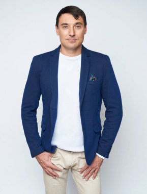 Trendy rahat giysiler izole yakışıklı kendine güvenen adam