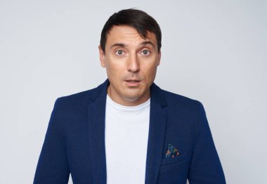 Kameraya bakan şaşıran adam. Gri stüdyo backgro izole