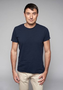 Mavi t-shirt izole gülümseyen adam