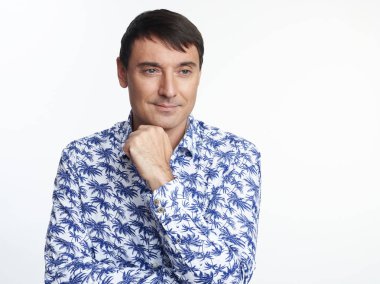 Yakışıklı adam beyaz arka plan üzerinde izole düşünüyor